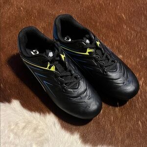 DSG Speed Viper Kids Soccer Cleats Size 2.5 Black & Blue